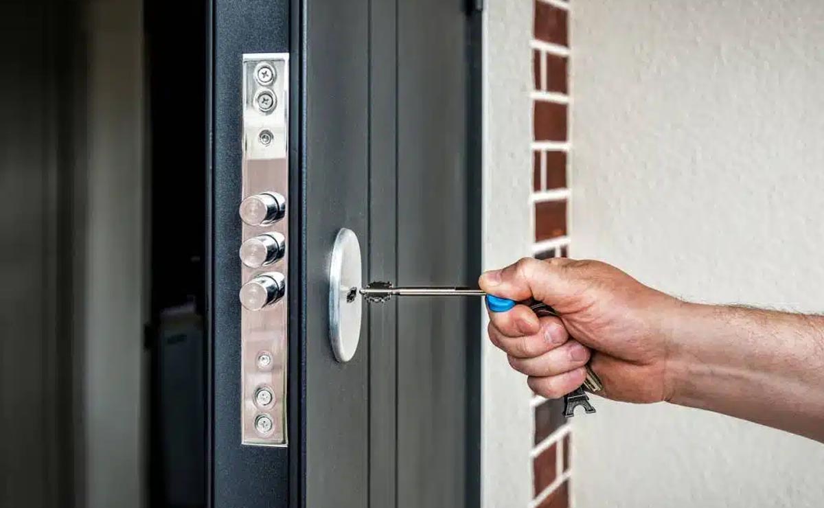 Blindage de porte, volet roulant et rideau métallqiue